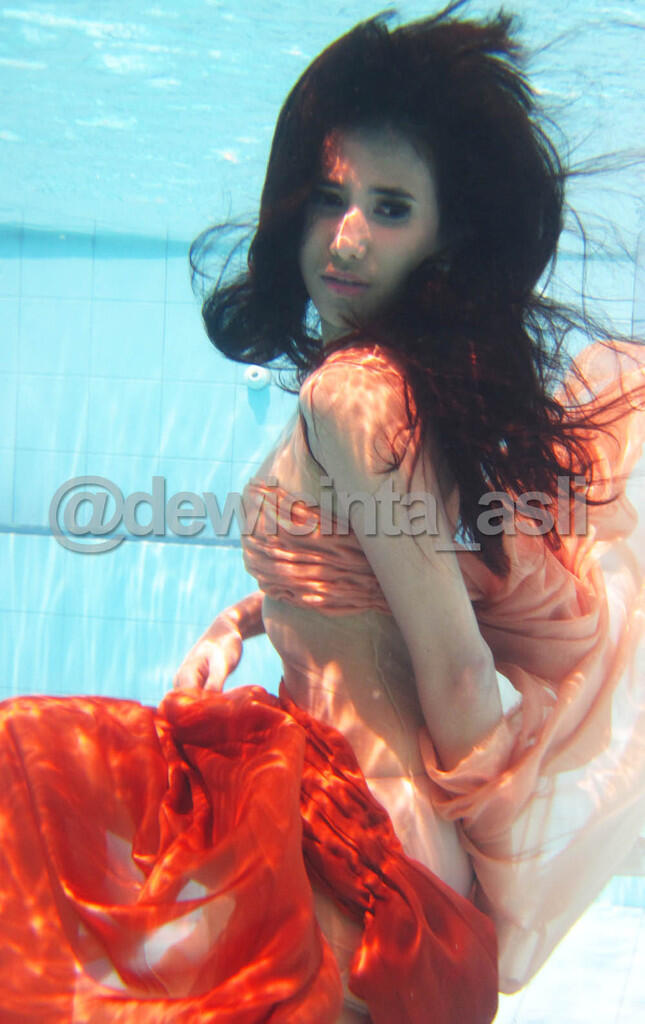 Love Goddes a.k.a Dewi Cinta lagi basah-basahan di kolam renang (Full Pic)