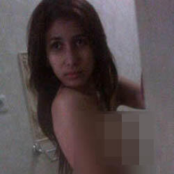 Love Goddes a.k.a Dewi Cinta lagi basah-basahan di kolam renang (Full Pic)