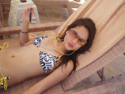 Love Goddes a.k.a Dewi Cinta lagi basah-basahan di kolam renang (Full Pic)