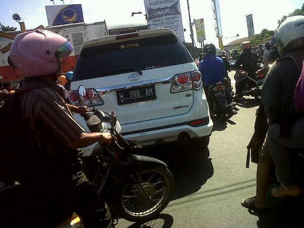 Palang gak di tutup , Kereta Api hampir tabrak pengendara