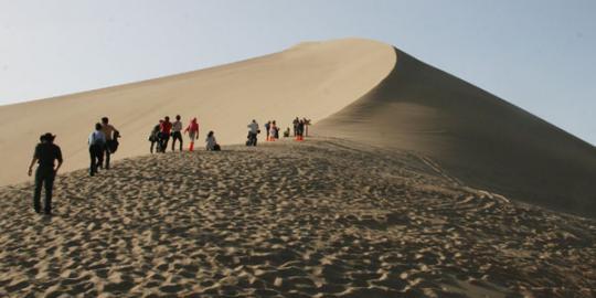 Cerita Gunung Bernyanyi di China