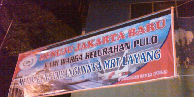 ( Aksi Penastak ) Eh..., Ada Spanduk Dukung MRT Layang