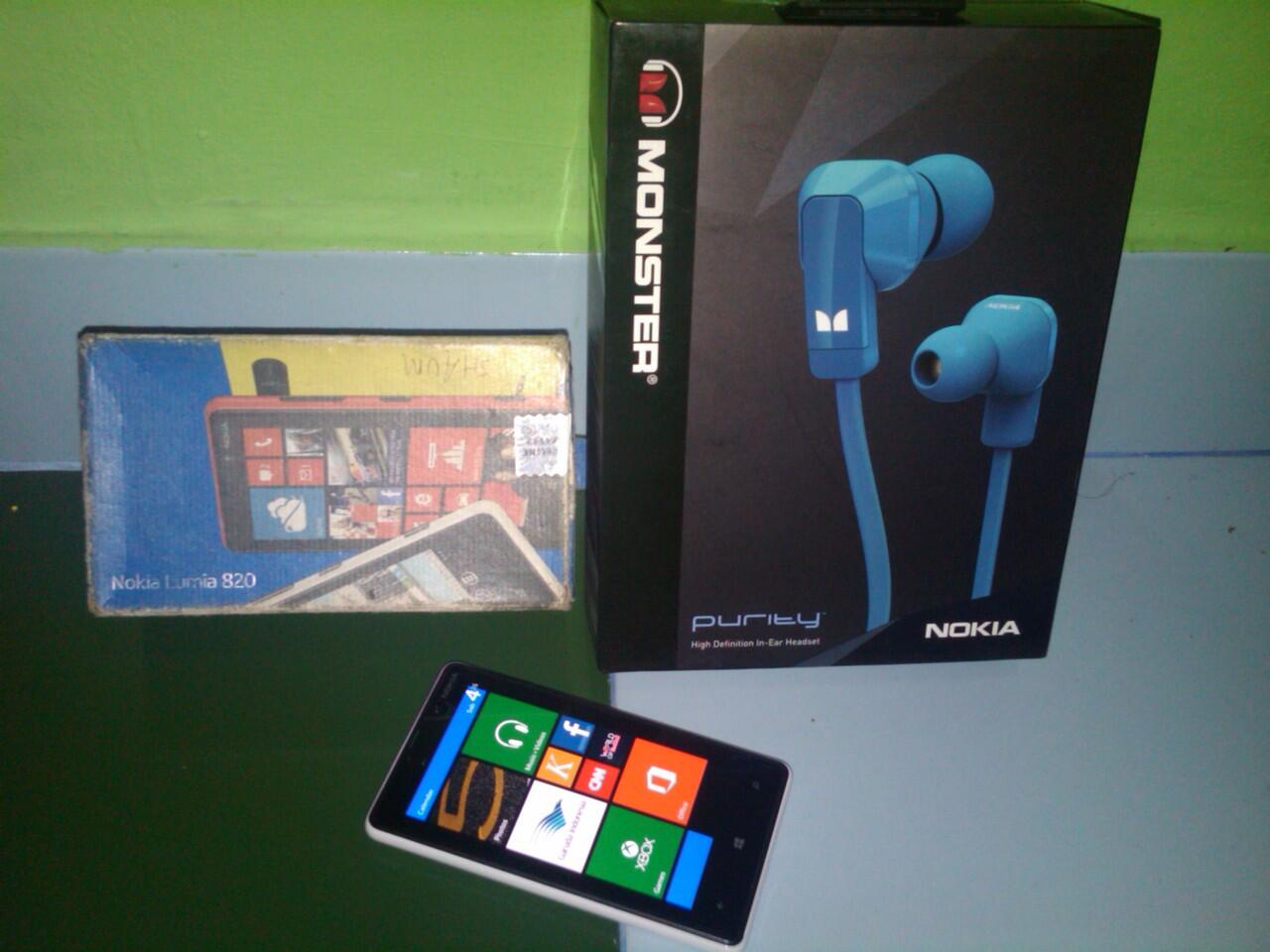 Jual Nokia Lumia 820 White + Nokia Purity WH-920