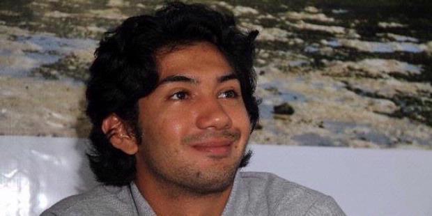 temen ane mirip artis REZA RAHARDIAN