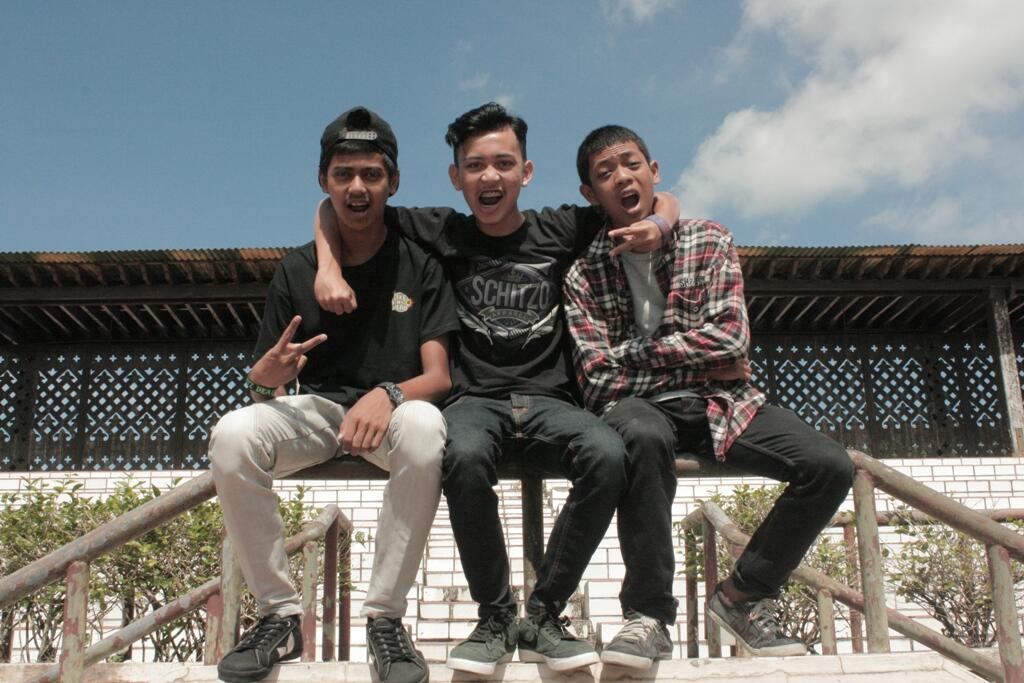 buat yang suka bolos sekolah denger ni lagu :D 
