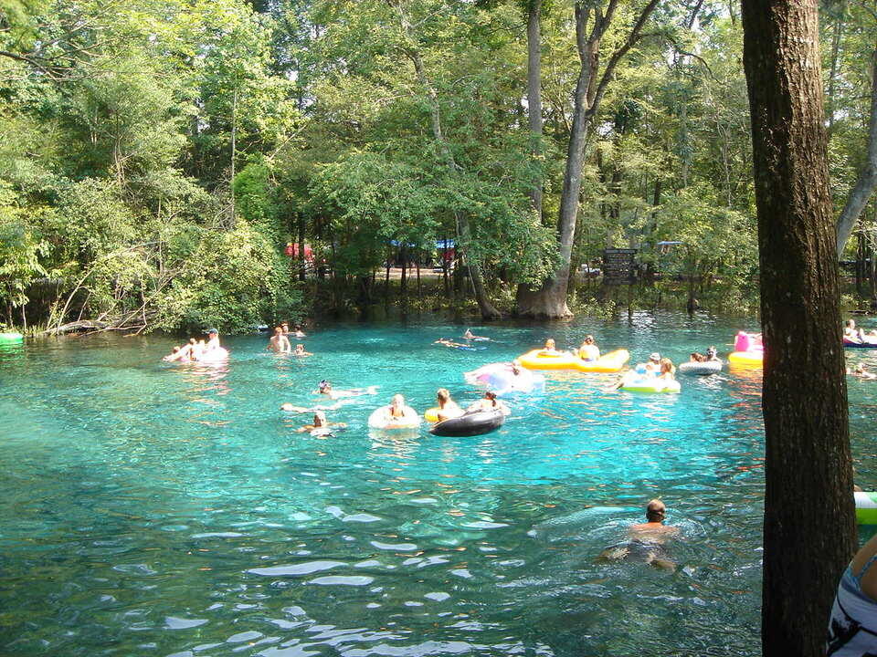 5 Tempat Berenang Tereksotis di Dunia