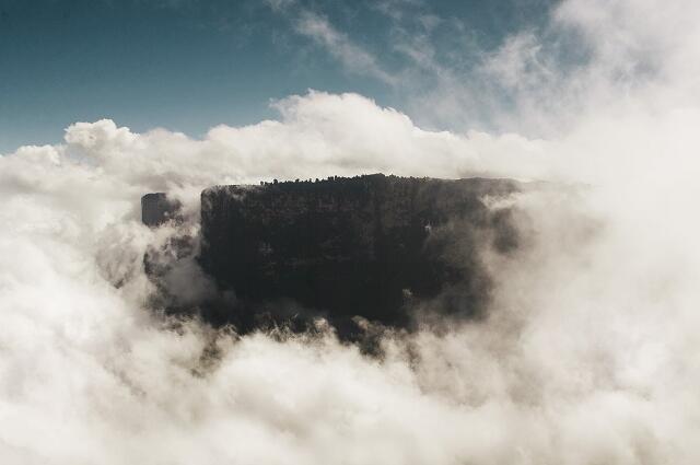 Mount Roraima, Gunung Batu yang Luar Biasa Indah Seperti diatas Awan.