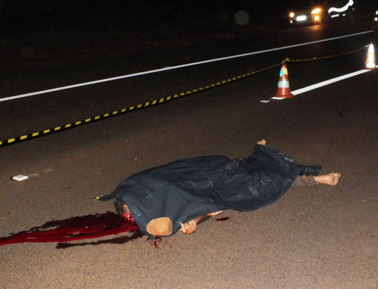 Aki-aki tertabrak mobil sampai tewas ditempat