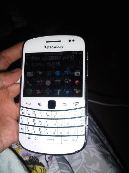 BLACKBERRY SECOND DAKOTA 9900 ( WHITE + MULUS 99%! JAMINAN ! )