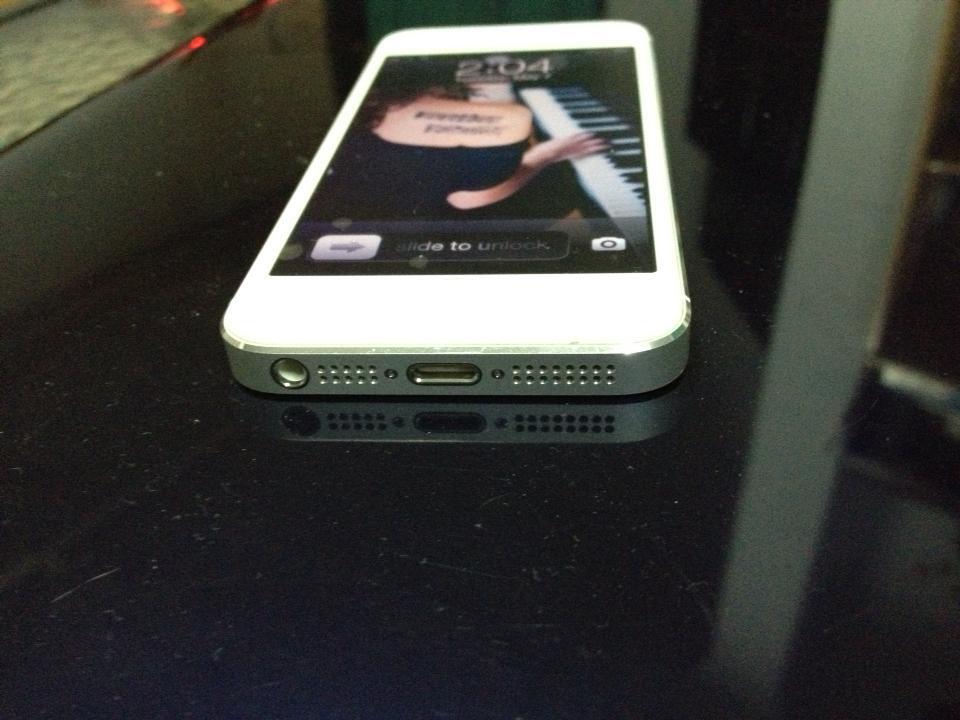 Iphone 5 white !! 64gb.... Factory unlock!! FU !!, garansi Panjang!!! Ampe taun depan