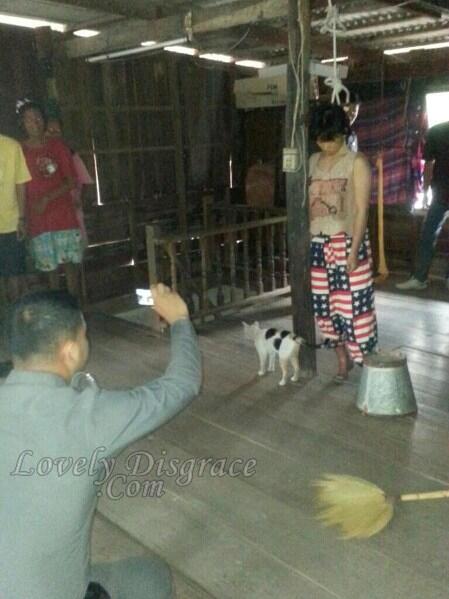 Betina bernama Chinoros Jipawong menjadi bacground seekor kucing yang lagi foto2