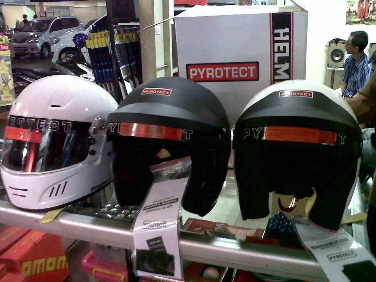 HELM PYROTECT BALAP MOBIL