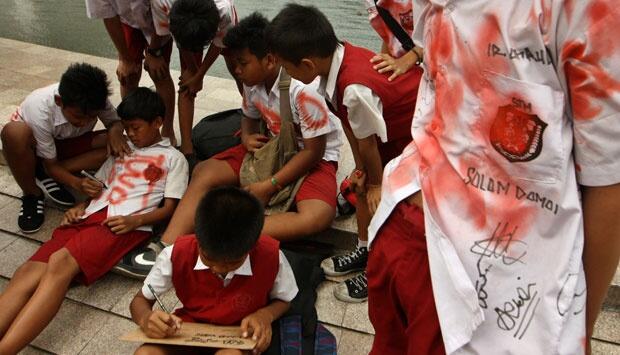 &#91;FOTO&#93; Greget! Siswa SD Sekarang Bangga Corat-coret Seragam Usai UN