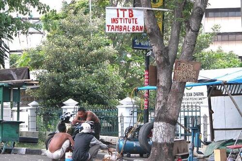 RAHASIA TUKANG TAMBAL BAN