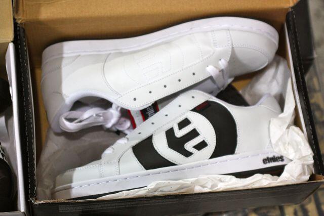 mau jualan sepatu ETNIES ORIGINAL