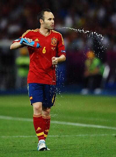 WTS jersey grade ori SPAIN HOME #6 A. INIESTA // LIVERPOOL AWAY #8 GERRARD RARE