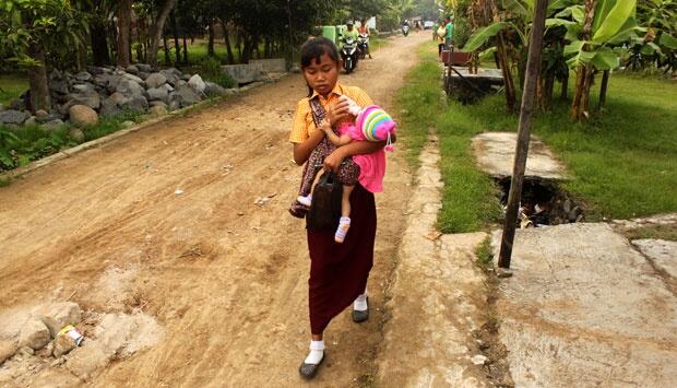 &#91;Wajah Pendidikan Indonesia&#93; Siswi SD Ini Ikut UN Sambil Asuh Adiknya 