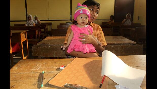 &#91;Wajah Pendidikan Indonesia&#93; Siswi SD Ini Ikut UN Sambil Asuh Adiknya 