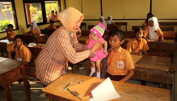 &#91;Wajah Pendidikan Indonesia&#93; Siswi SD Ini Ikut UN Sambil Asuh Adiknya 