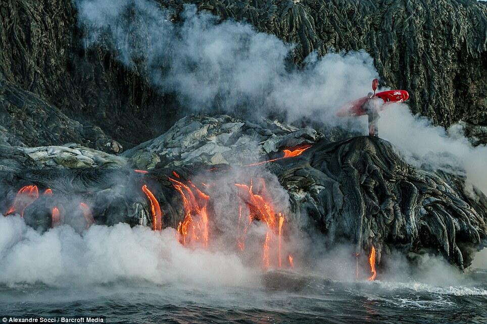 Aksi Menantang Maut, Mendayung Perahu Di Antara Lelehan Lava !!!