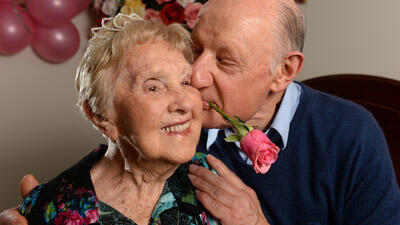 Belum Pernah Nikah, Nenek 106 Tahun Pacari Kakek 76 Tahun