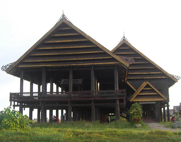 eksotika Obyek Wisata Rumah  Adat  101 Tiang  di sengkang 