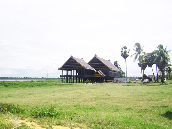 eksotika Obyek Wisata Rumah  Adat  101 Tiang  di sengkang 