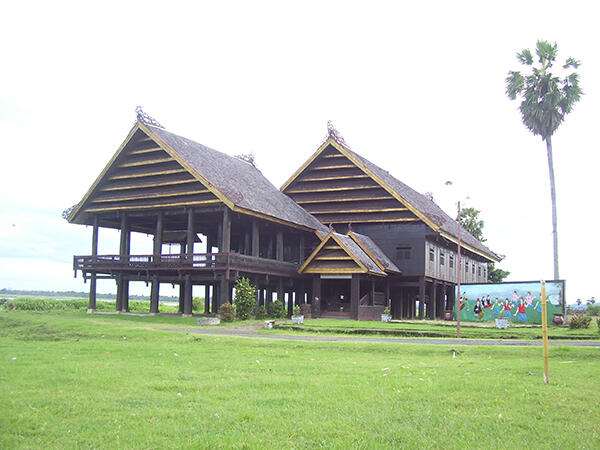 Eksotika Obyek Wisata Rumah Adat 101 Tiang di sengkang 