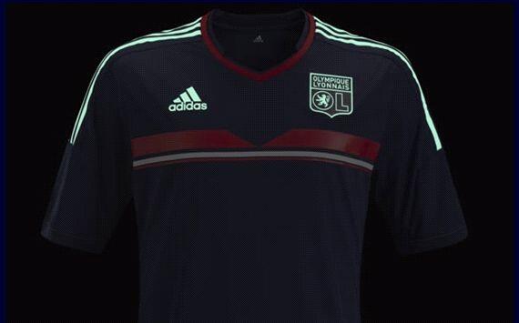 [BOCORAN] Jersey Ketiga Olympique Lyon Musim Depan: MENYALA DALAM GELAP!