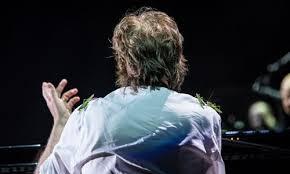 Paul McCartney Diserang Gerombolan Belalang Saat Tampil di Brazil