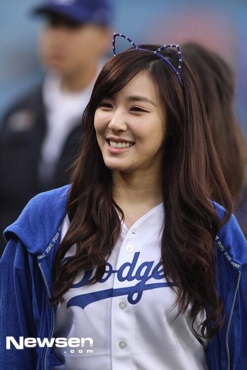 Tiffany (Miyoung) ketika menghadiri event LA dodgers....bisa gak kira2??