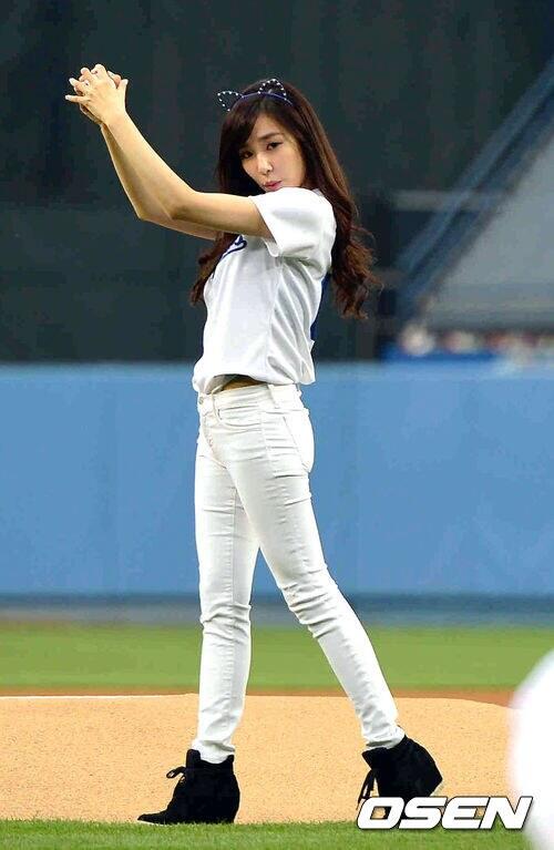 Tiffany (Miyoung) ketika menghadiri event LA dodgers....bisa gak kira2??