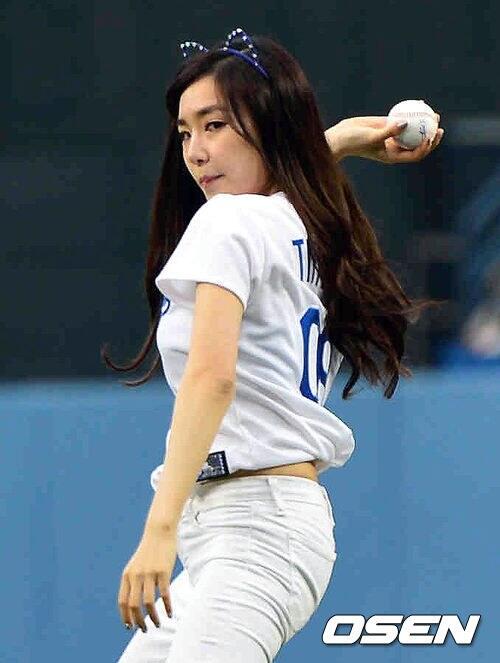 Tiffany (Miyoung) ketika menghadiri event LA dodgers....bisa gak kira2??