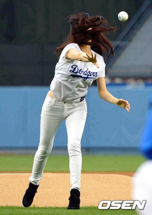 Tiffany (Miyoung) ketika menghadiri event LA dodgers....bisa gak kira2??