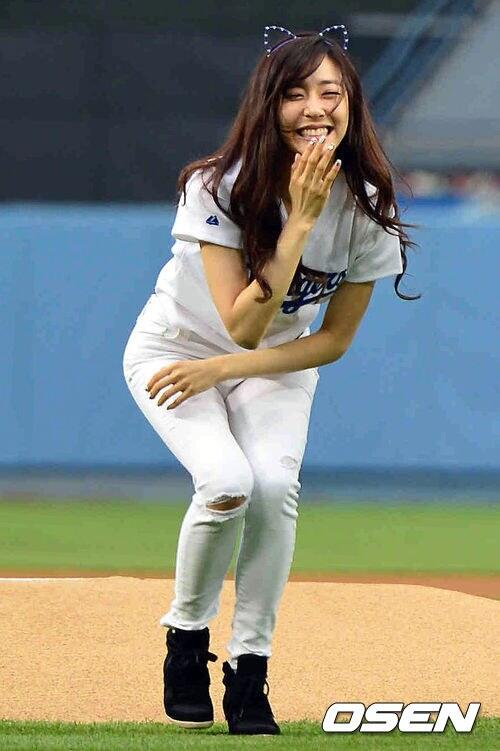Tiffany (Miyoung) ketika menghadiri event LA dodgers....bisa gak kira2??