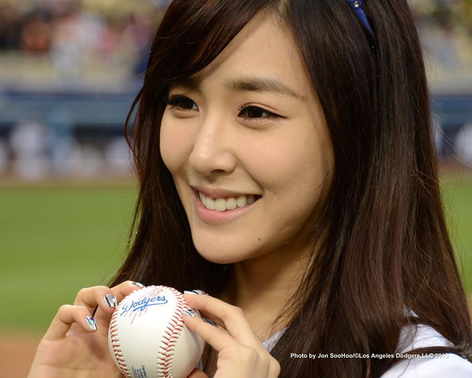 Tiffany (Miyoung) ketika menghadiri event LA dodgers....bisa gak kira2??