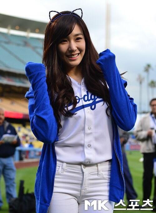 Tiffany (Miyoung) ketika menghadiri event LA dodgers....bisa gak kira2??