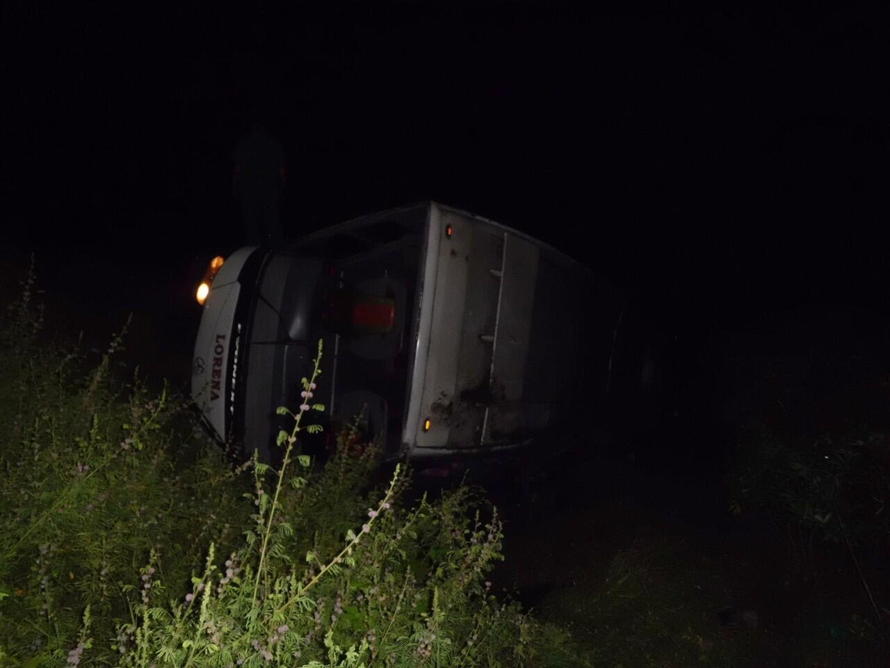 (FOTO LANGSUNG DI TKP) BUS LORENA TERGULING MAUT DI TOL KANCI KM 265, BREBES