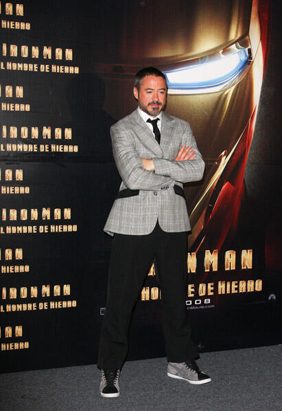 7 Sneaker nyentrik Robert Downey Jr (Tony Stark)