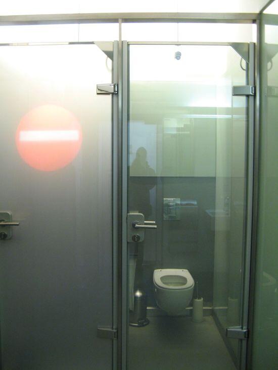 Kafe ini punya Toilet Tembus Pandang