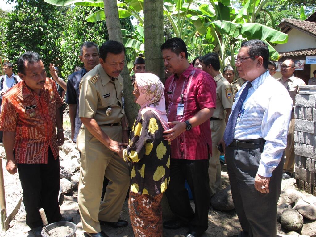 Serahkan Bantuan, Gubernur dan Bupati Saling Sindir