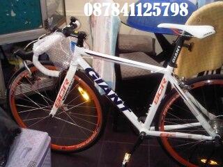 Terjual JUAL SEPEDA  GIANT  SCR1 THN 2012 NEW 100 GRESS 