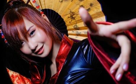 Ratu Cosplay yang Cantik Menawan
