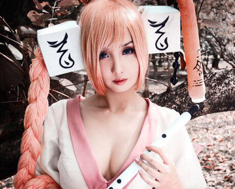 Ratu Cosplay yang Cantik Menawan