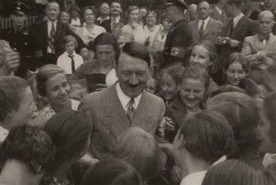 Foto-Foto Propaganda Adolf Hitler Yang Belum Pernah Dipublikasikan