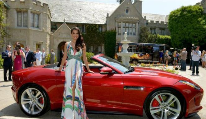 Model Seksi dapat Hadiah Jaguar dari Bos Playboy