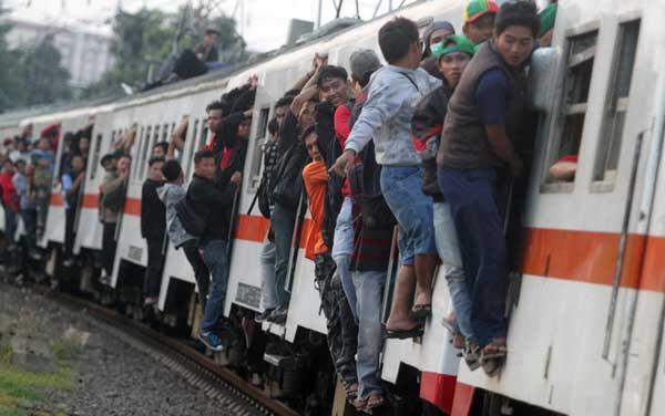 Pak Tua Gesek-gesek Bokong di KRL Bonyok Dihajar Penumpang