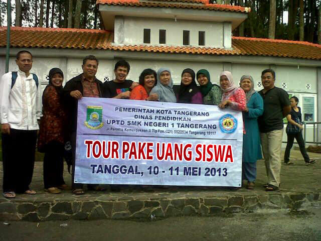 guru tour pake uang siswa