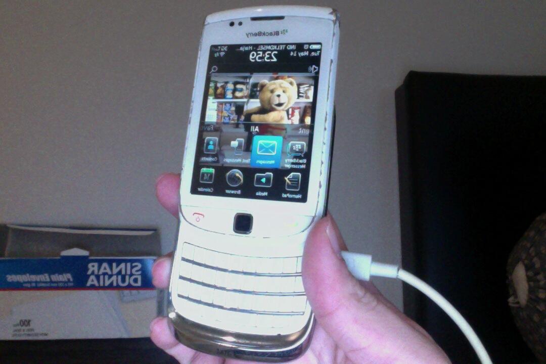 Dijual Bekas BB Torch blackberry 9800 white