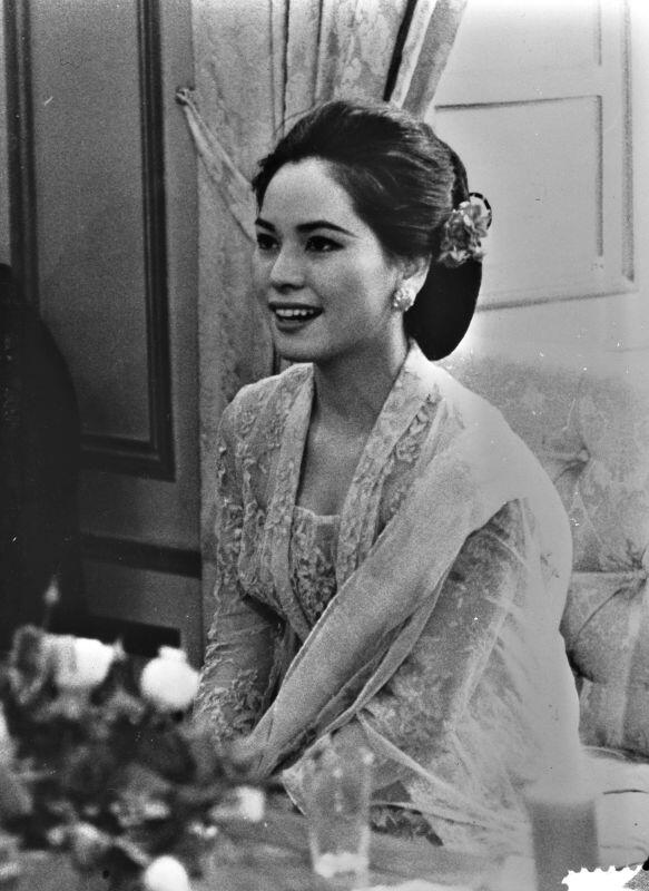 Cantiknya Ibu Dewi Soekarno